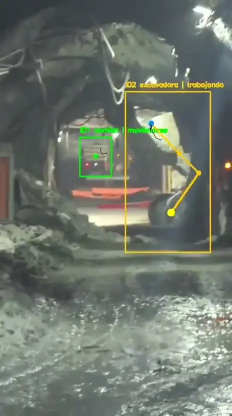 Inferencia real en una galería subterránea: el modelo marca un camión en movimiento y una excavadora trabajando